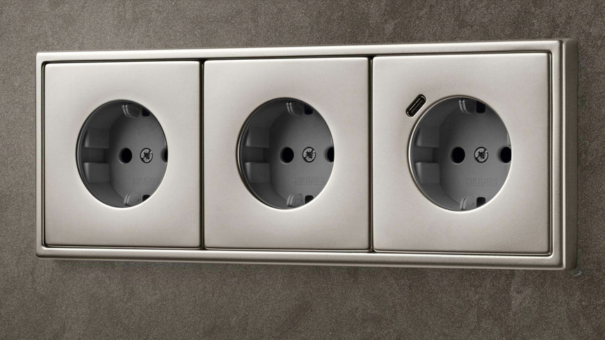 JUNG SCHUKO® STECKDOSEN MIT USB IN METALLAUSFÜHRUNGEN